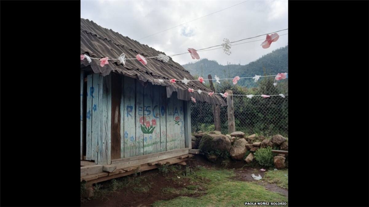 Muchos establecimientos rurales, como la Escuela Elemental Guadalupe Victoria en la región costera de Oaxaca, existen sólo porque los padres donaron dinero para su construcción.