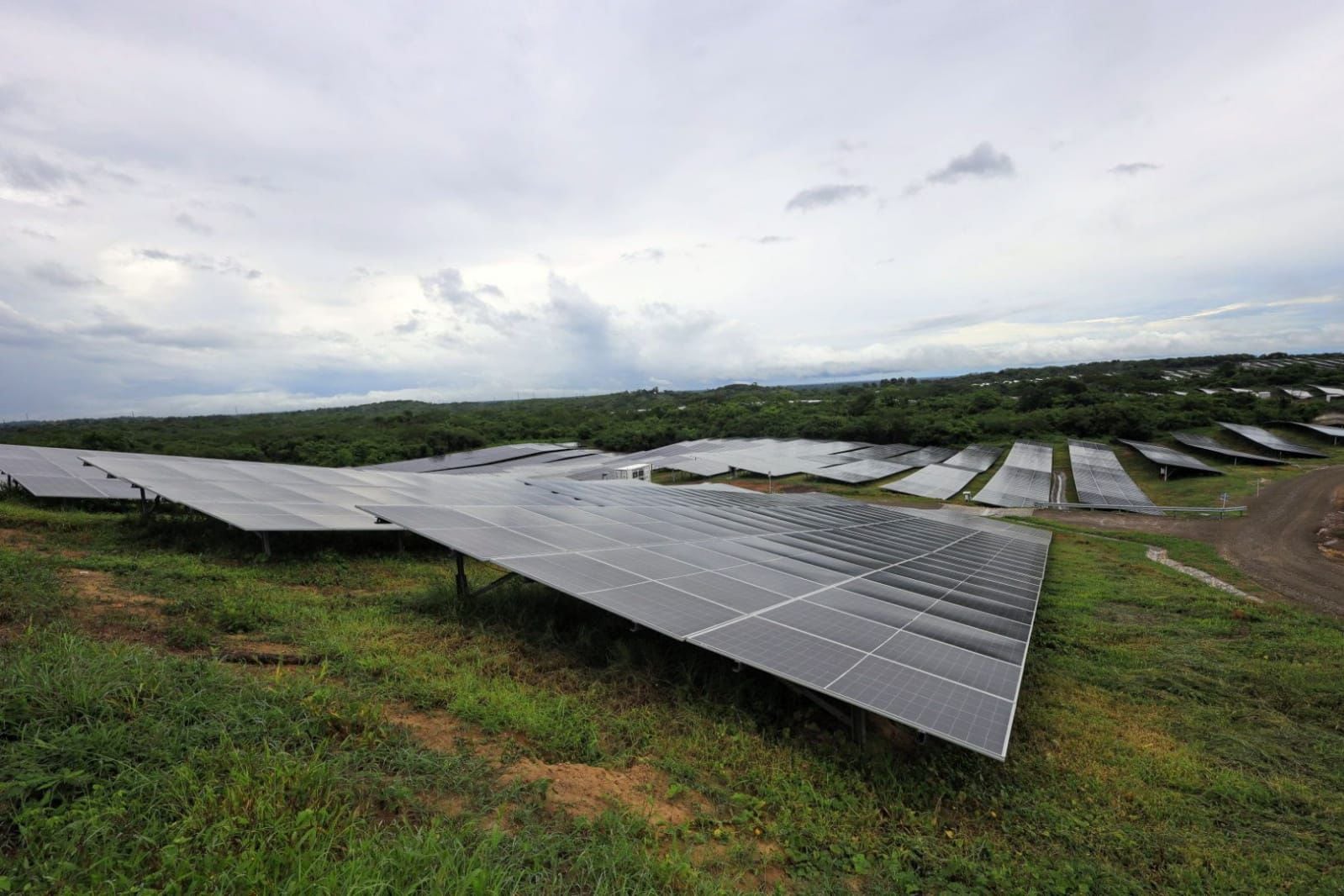 El Alcalde municipal, José Chams, dice que se enteró de que la cifra era muy superior luego de la inauguración de la granja solar, en una reunión con Isagen. Cortesía: Gobernación del Atlántico