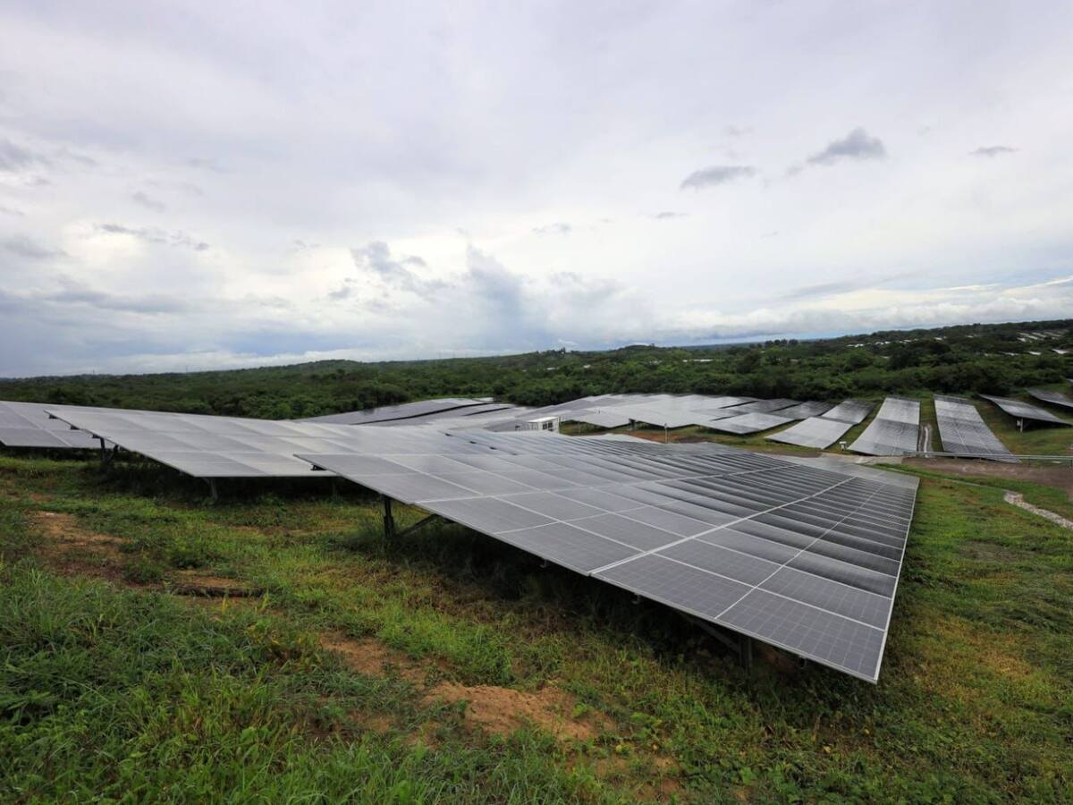 Así opera la nueva granja solar de 100 megavatios en el Atlántico