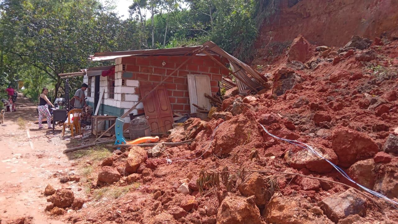 Derrumbe dejó sin casa a una familia de Barbosa. Suministrada.