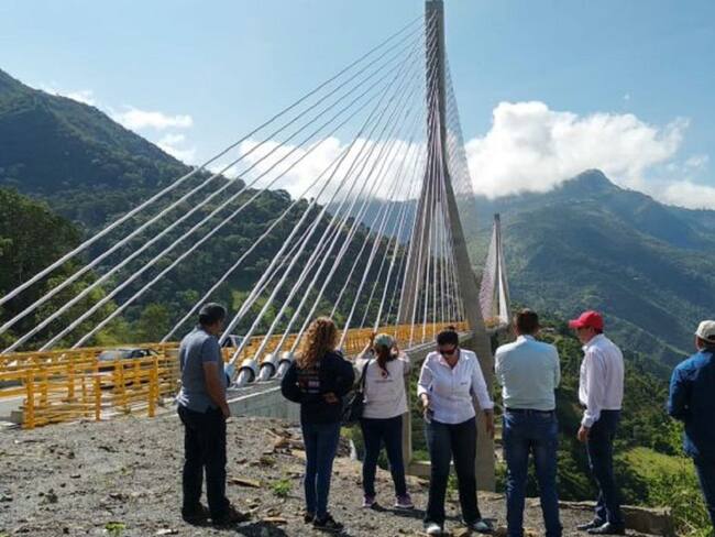 El puente Hisgaura es una obra segura y construida para ser vigente por 70 La sub-gerente del Fondo de Adaptación, Lina Barrera, dijo que la infraestructura pasó todas las pruebas. En un mes este paso vehicular, funcionaría.