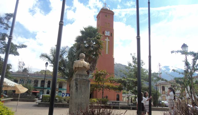 En los operativos, la policía decomisó armas blancas y hallaron 11 menores en horarios no permitidos en establecimientos nocturnos.