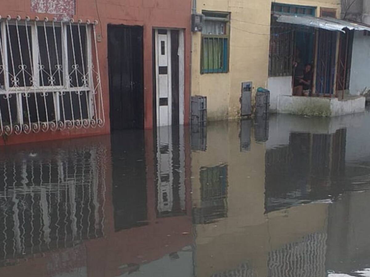 En barrio Cincuentenario de Armenia urgen por intervención ante inundación