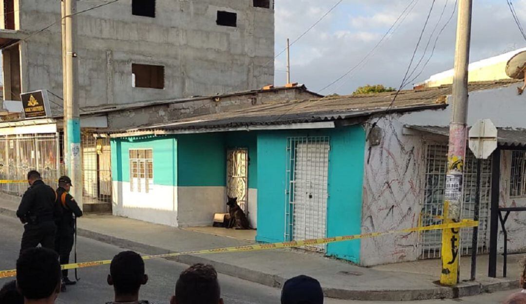 Autoridades en el lugar de la posible caja con explosivos