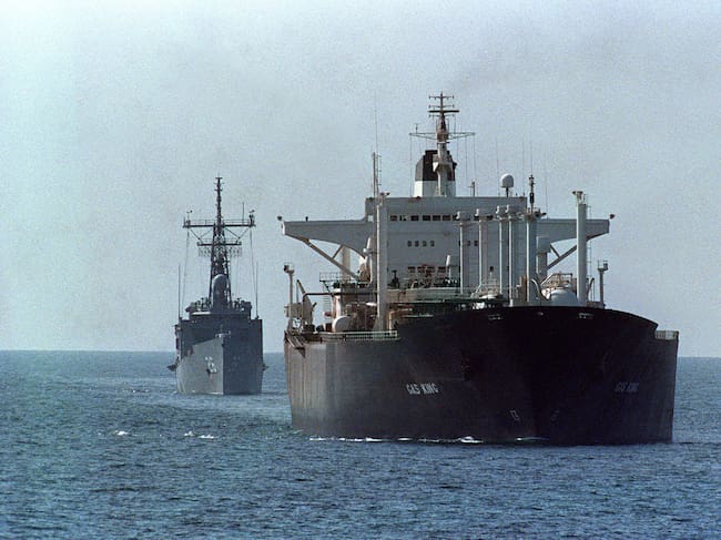 El petrolero Gas King, es escoltado el 28 de diciembre de 1988 por la fragata de misiles guiados estadounidense USS Gallery hacia el estrecho de Ormuz. (Foto de NORBERT SCHILLER / AFP)