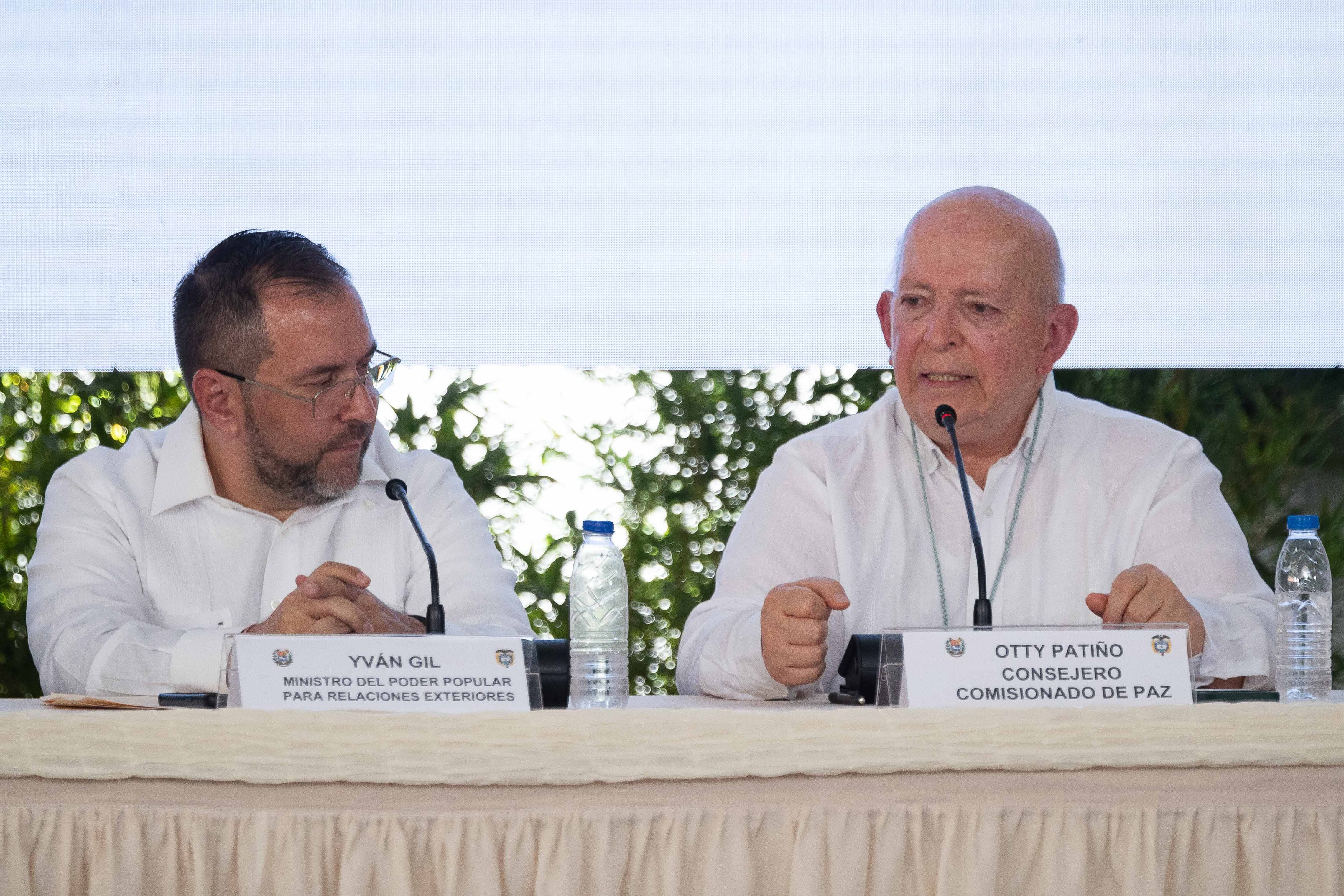 AME6243. CARACAS (VENEZUELA), 24/06/2024.- El consejero comisionado de paz del Gobierno de Colombia, Otty Patiño (d), habla en la instalación del primer ciclo de negociaciones con la Segunda Marquetalia este lunes, en Caracas (Venezuela). Las delegaciones del Gobierno de Colombia y la Segunda Marquetalia -disidencia de las FARC integrada por exguerrilleros que abandonaron el acuerdo de paz de 2016- instalaron "formalmente" la mesa de diálogo de paz del primer ciclo de negociaciones, que se prevé dure cinco días, en los que se abordará el desescalamiento del conflicto y las condiciones para la convivencia pacífica, entre otros asuntos. EFE/ Ronald Peña R.