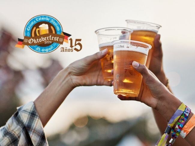 Personas sosteniendo unas cervezas // Getty Images // Logo Oktoberfest