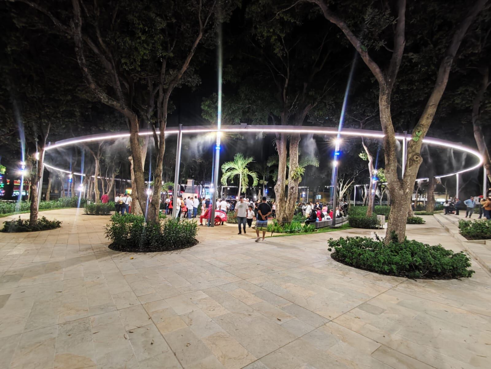Después de 18 meses inauguran el parque Centenario ya remodelado.