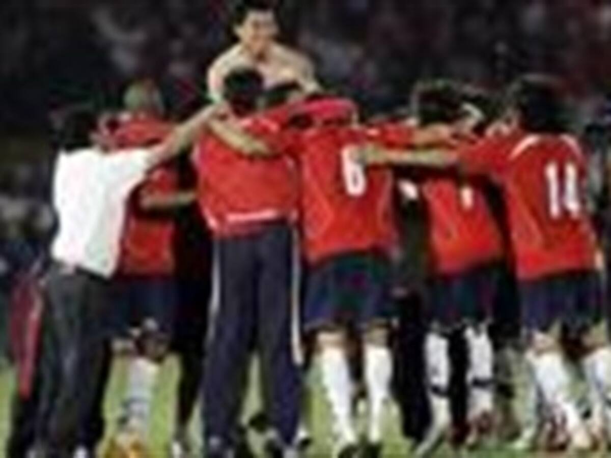 Chile rompe invicto de Paraguay en Asunción por 2-0 y se afianza en el tercer lugar