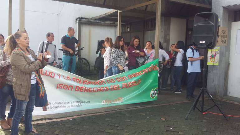 Frente a las instalaciones de Cosmitet en Pereira protestaron los usuarios de esa entidad en Santa Rosa de Cabal. 