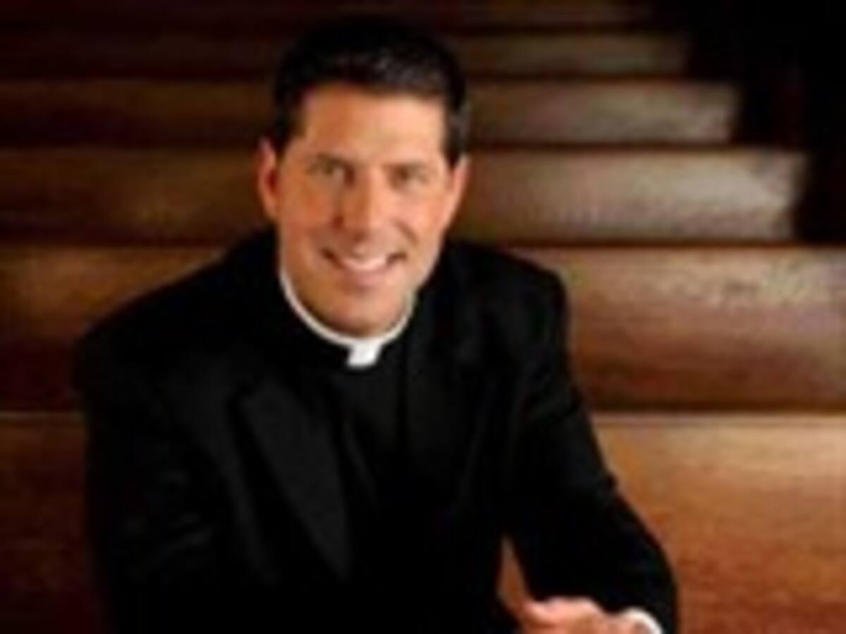 El padre Alberto Cutié, sorprendido besando y acariciando a una mujer, cambiaría de iglesia para seguir su romance