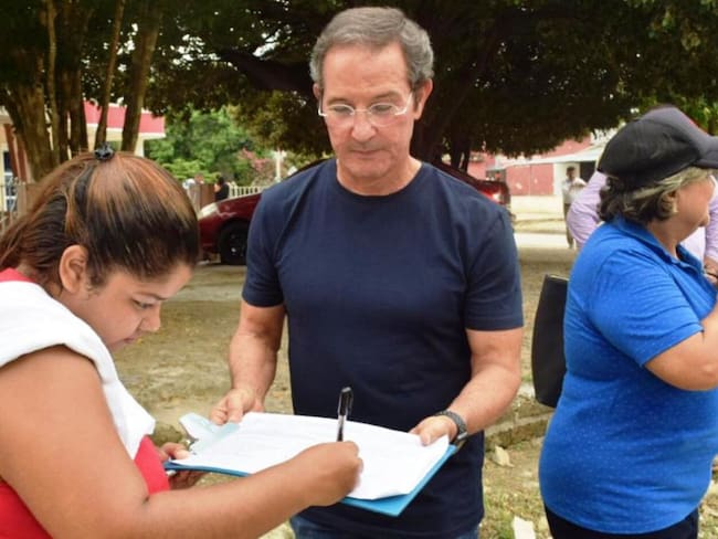 Fernando Araujo recoge firmas para aspirar a la Alcaldía de Cartagena