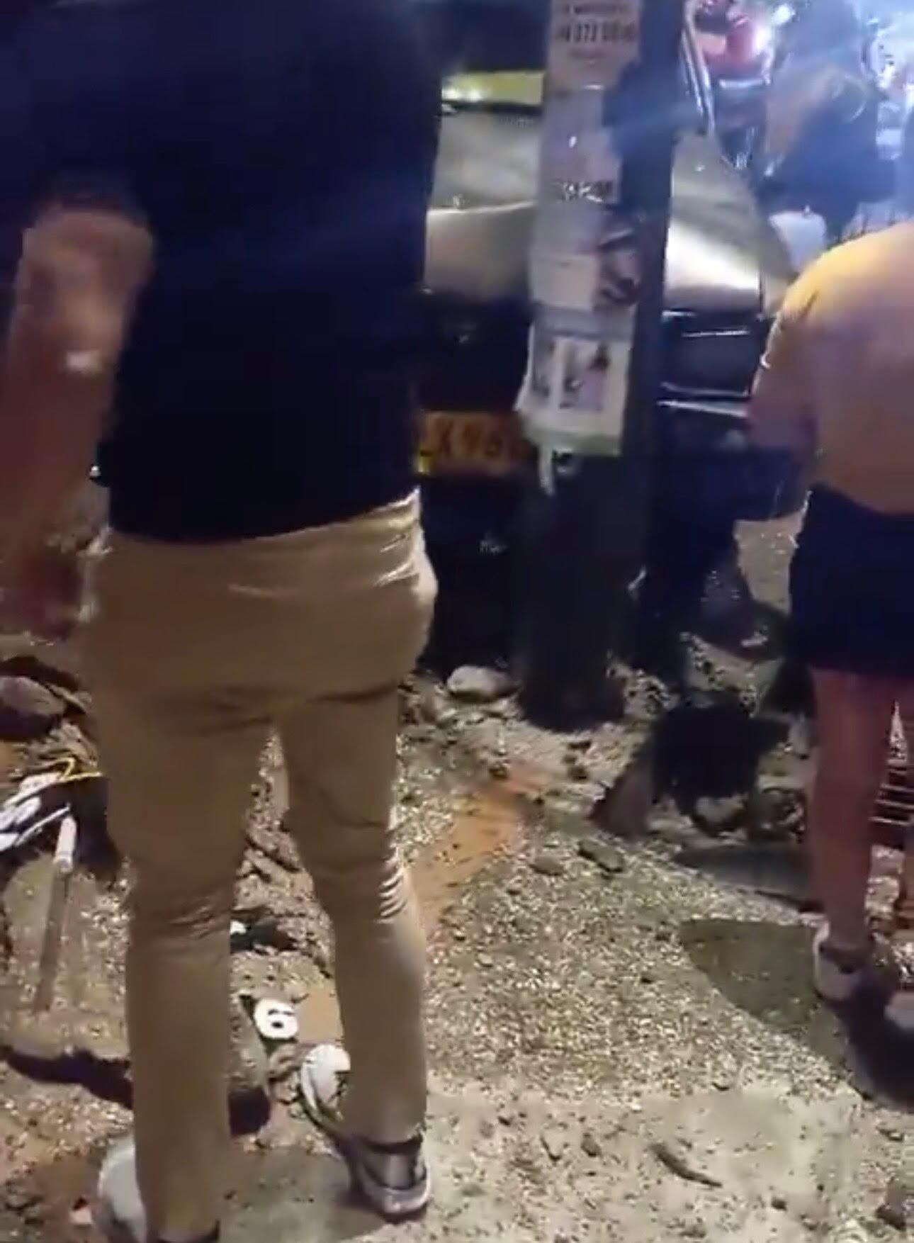 Tras atropellar a los cinco peatones, la camioneta chocó contra otro carro, cuatro motos y un poste. Foto: Denuncias Antioquia.