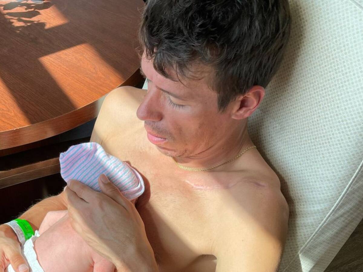 'Rigo' enternece con primera foto de su hija, pero no dejó el humor atrás