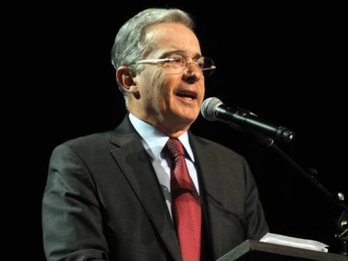 Refrendación de acuerdos de paz debe ser punto por punto: Uribe