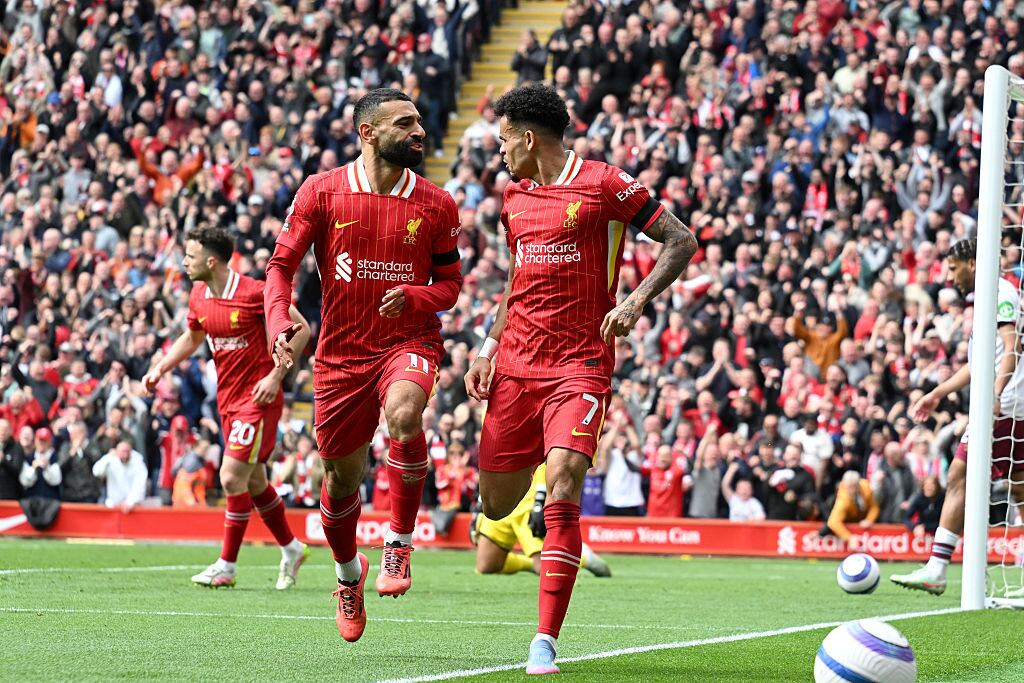 Luis Díaz celebró su gol junto a su compañero Mohamed Salah durante el partido de la Premier League entre el Liverpool y el West Ham United FC / Getty Images