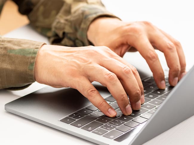 persona de la milicia en un computador (Foto vía Getty Images).