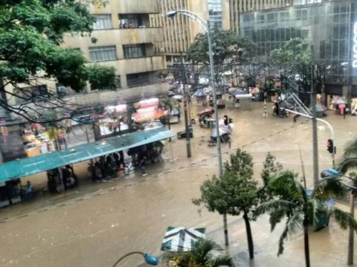 Ordenan evacuar 30 viviendas tras aguacero en Medellín