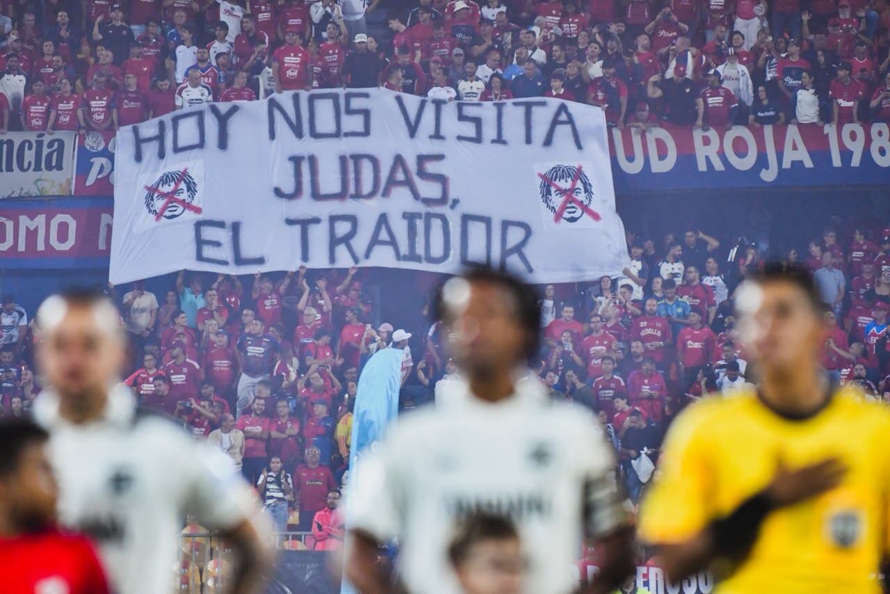 Pancarta de los hinchas del DIM en contra de Juan Guillermo Cuadrado / Colprensa.
