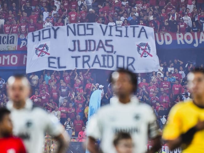 Pancarta de los hinchas del DIM en contra de Juan Guillermo Cuadrado / Colprensa.