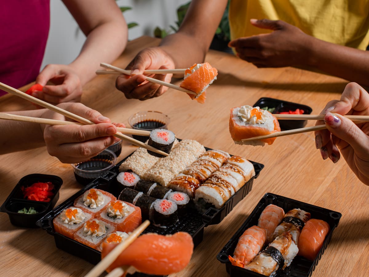 3 cosas que está haciendo mal cuando come sushi