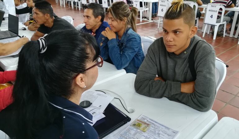 Venezolano realizando el registro de censo en Colombia