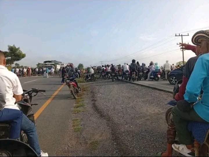 Comunidades afectadas por el frente frío bloquean importante paso nacional en Lorica, Córdoba. Foto: cortesía comunidades de Lorica.
