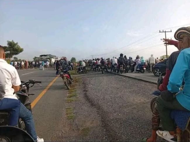 Comunidades afectadas por el frente frío bloquean importante paso nacional en Lorica, Córdoba. Foto: cortesía comunidades de Lorica.