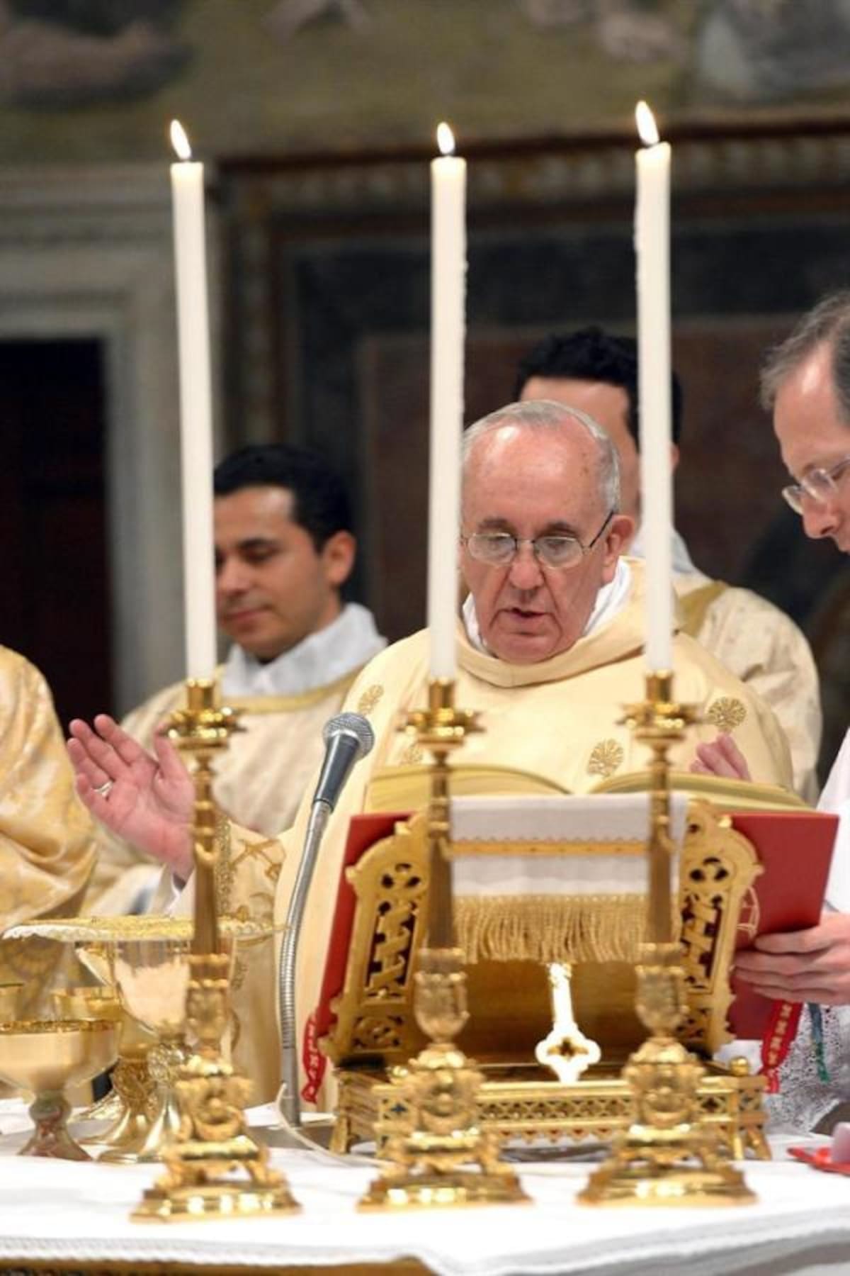 Entró en la capilla Sixtina vestido de blanco, con la mitra y el báculo, se puso detrás del altar e invitó a los cardenales a ser "discípulos del Señor". Foto: Agencia Efe.