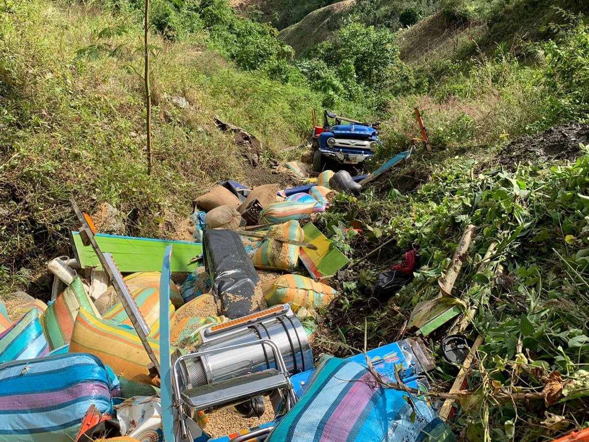 Un muerto y cuatro heridos deja el accidente de una chiva en zona rural de Ituango