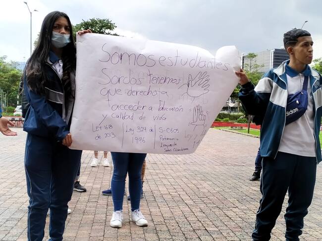 Madres de niños sordomudos realizan plantón por falta de intérpretes para sus hijos