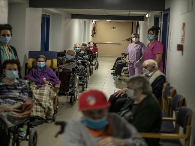 Un grupo de adultos mayores a la espera de recibir una dosis de la vacuna contra el coronavirus en Langreo, España.