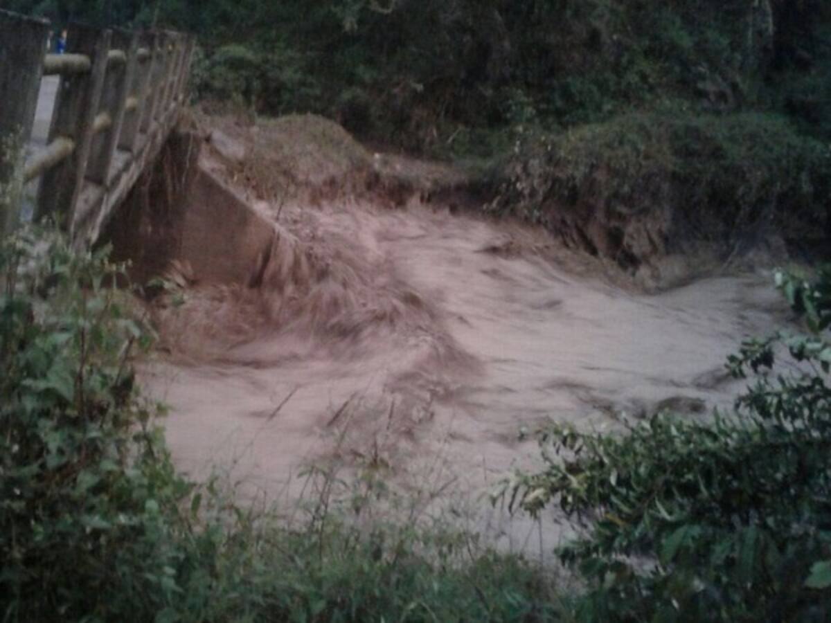 Impresionante derrumbe por lluvia en Popayán - Cauca