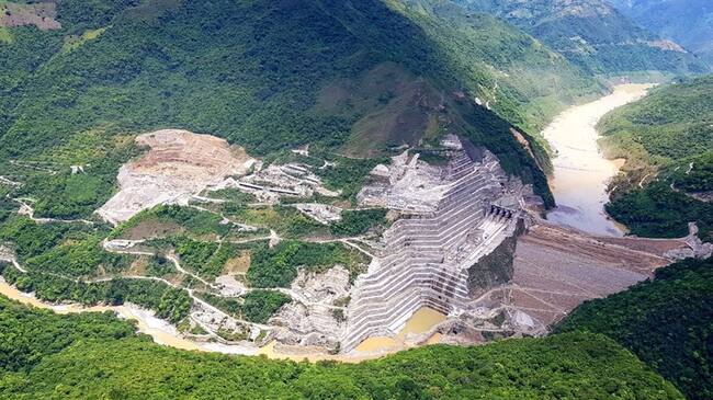 poder alcanzar la cuota prevista para la presa, lo que garantiza el flujo por el vertedero, que era lo que estaban esperando.. Foto: EPM