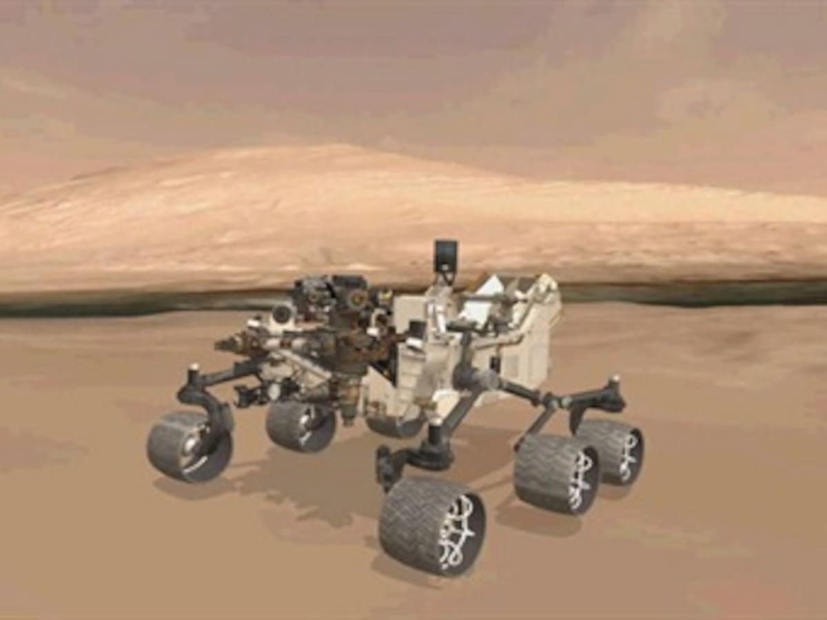 Un objeto brillante en el suelo marciano despierta la curiosidad del robot