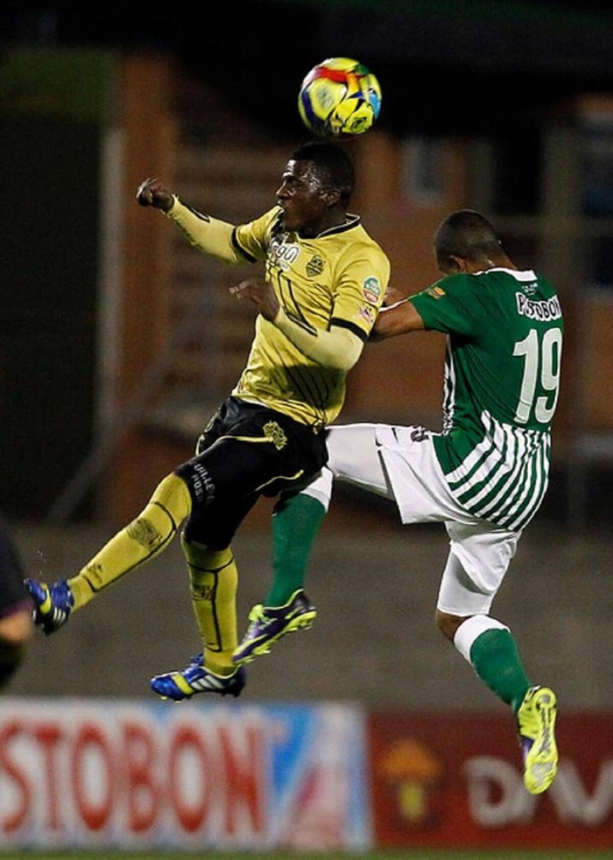 Por idéntico marcador de 3-2, tanto tiburones como verdolagas se impusieron en la segunda fecha del cuadrangular semifinal de la Liga Postobon II. Junior lidera con 6 puntos, seguido por Nacional con 4, Santa Fe e Itagüí, sin unidades.