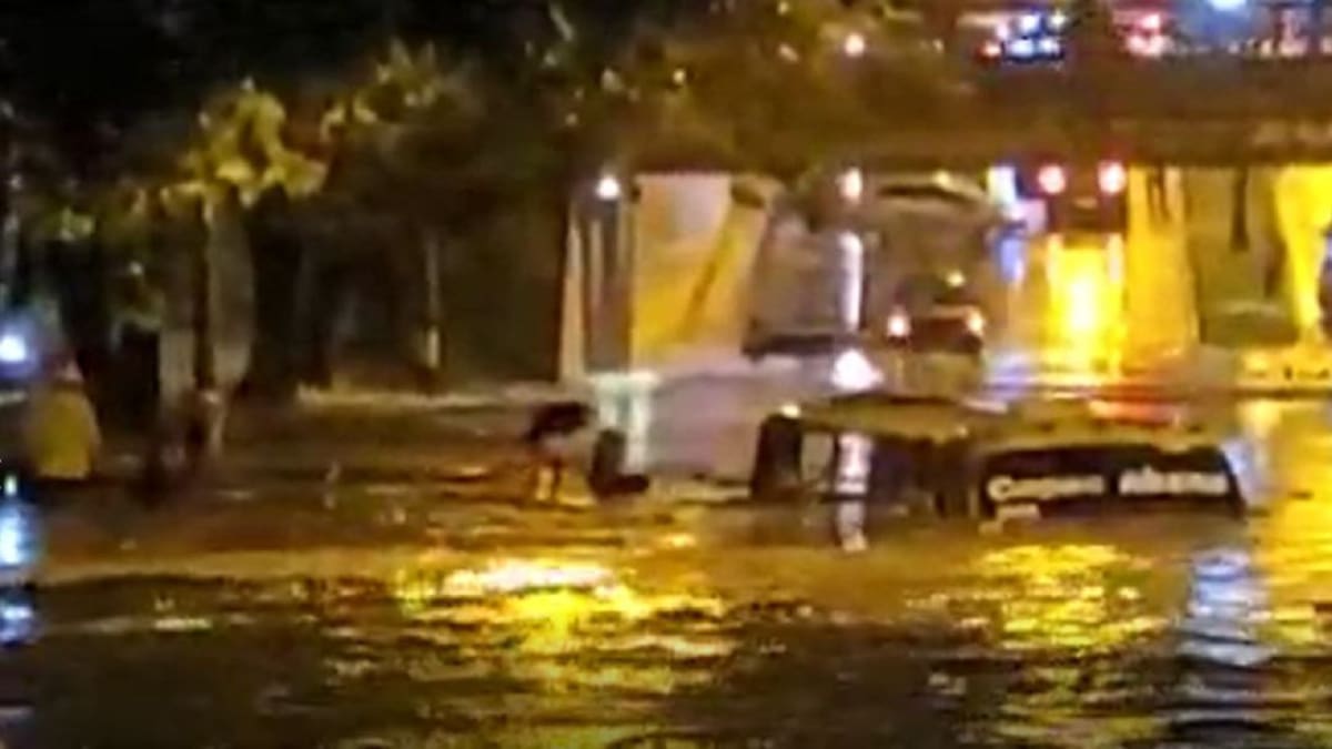 19 personas rescatadas de un bus que se inundó en deprimido de Medellín