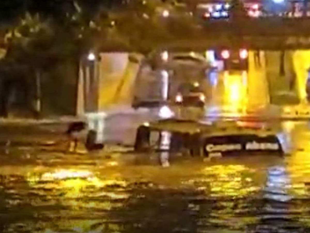 19 personas rescatadas de un bus que se inundó en deprimido de Medellín