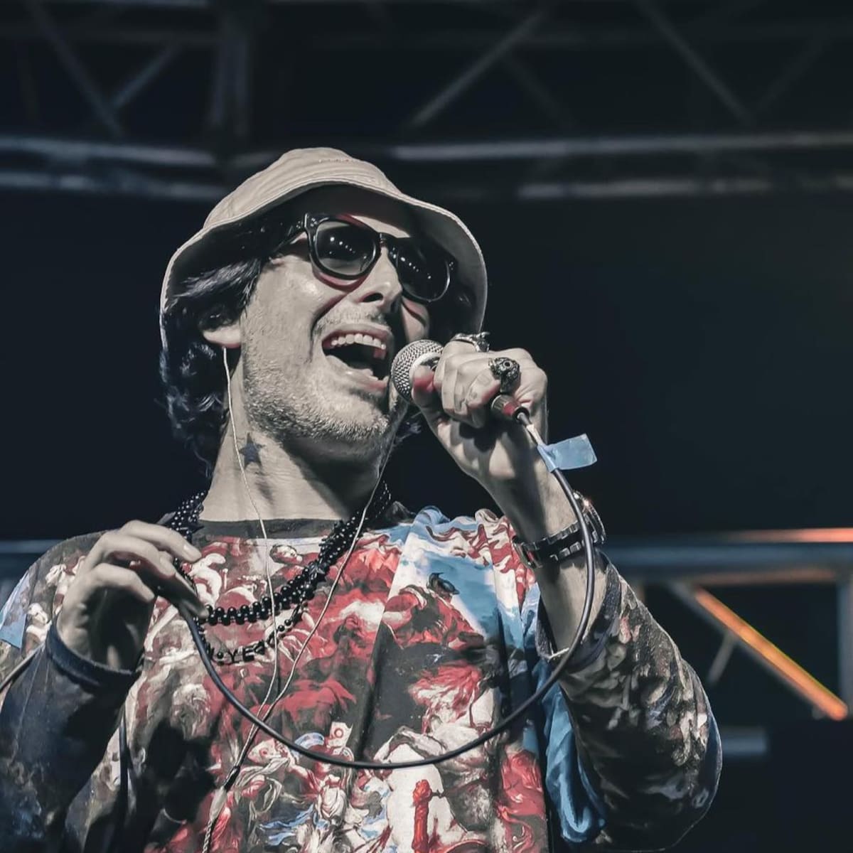 Vocalista de ‘Los de Adentro’ se recupera en casa de la herida por impacto de bala