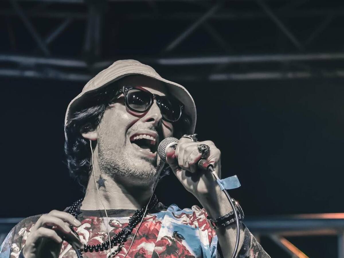 Vocalista de ‘Los de Adentro’ se recupera en casa de la herida por impacto de bala