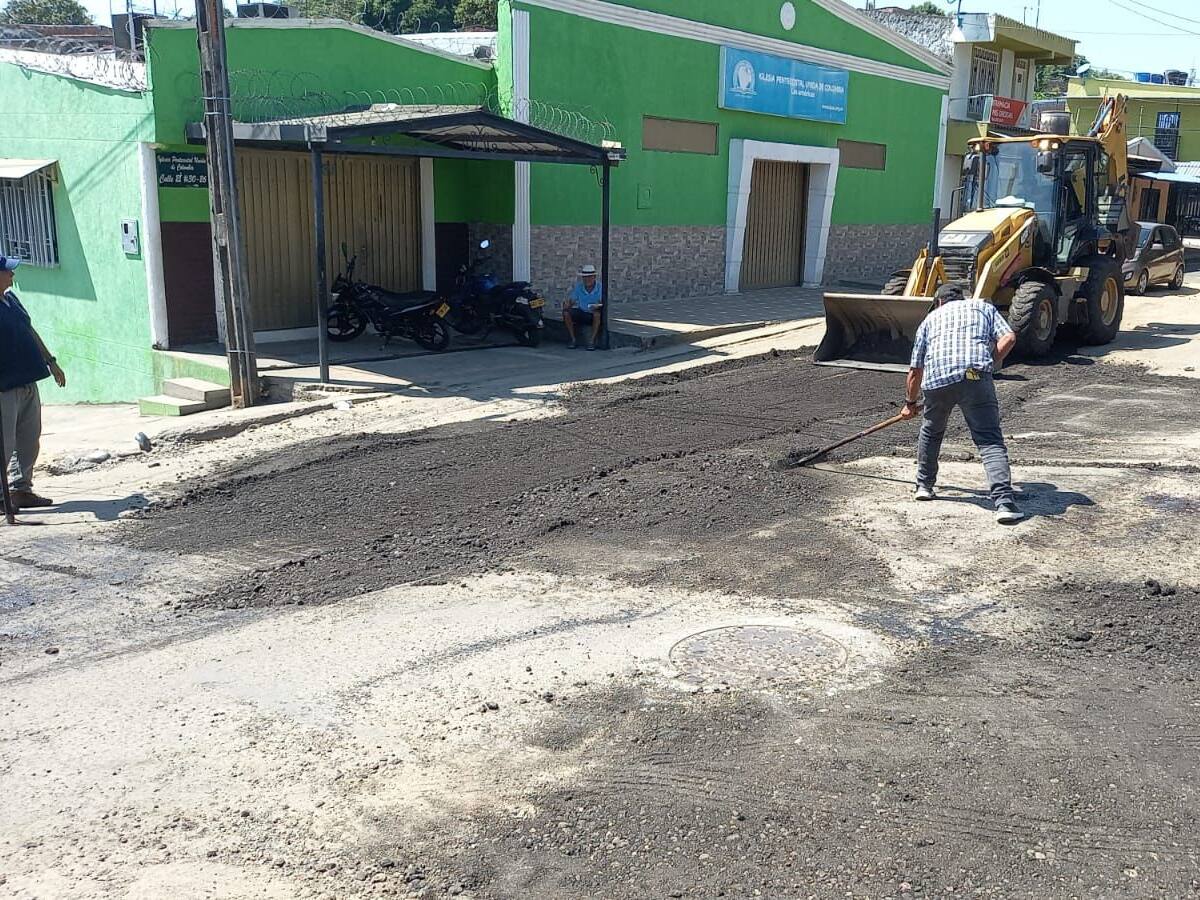 Avanza recuperación de vías en comunas de la capital huilense