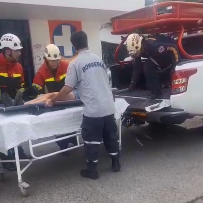 Traslado de heridos al hopsital por ataque de abejas - foto cortesía