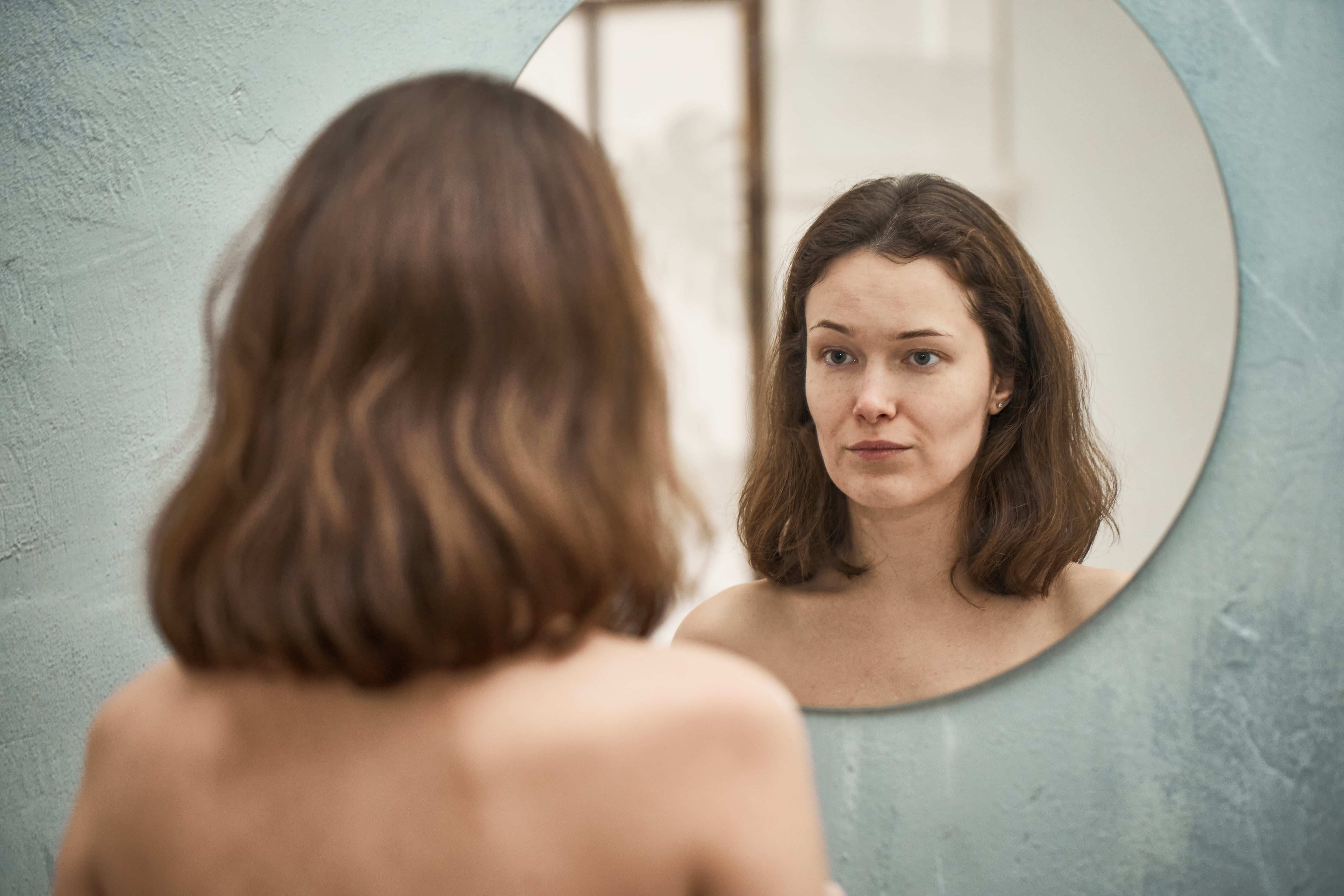 Mujer mirándose al espejo (Getty Images).