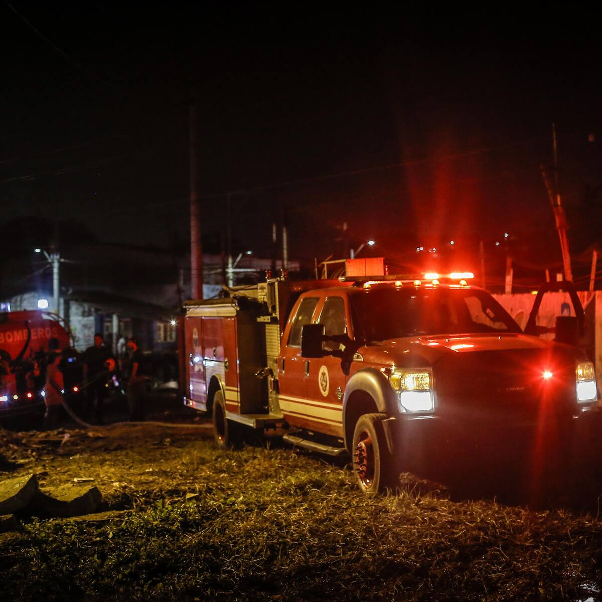Fuerte incendio afecta varias viviendas en San Francisco