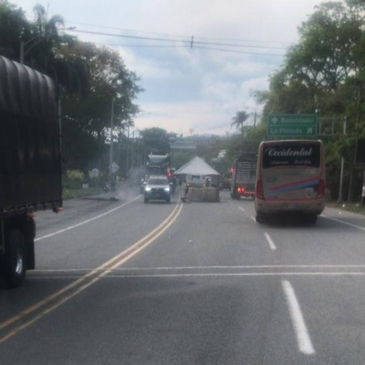 Con compromisos del gobierno, la comunidad desbloqueó la vía en La Pintada