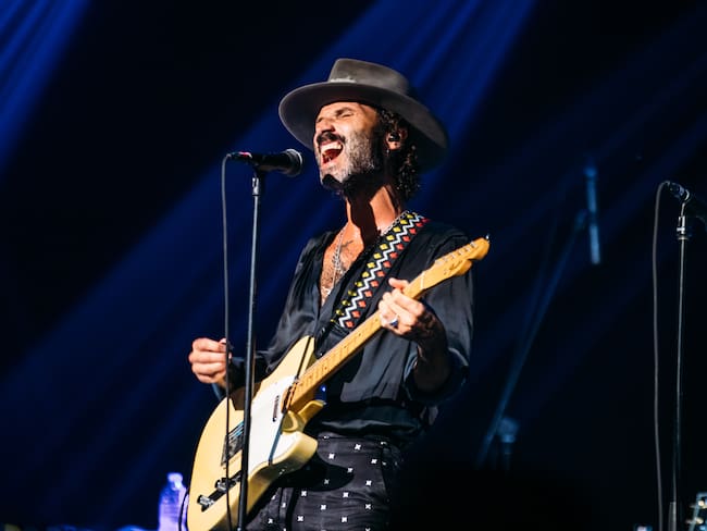 El músico español Leiva, de la banda de rock The Guapos, actúa durante un concierto en el Foro Tims el 1 de agosto de 2024 en Monterrey, México. (Foto de Medios y Media/Getty Images)