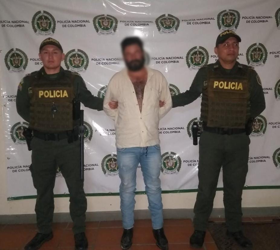 Agredido a su hija de 18 años de edad y a su hijastra de 23 con arma blanca.