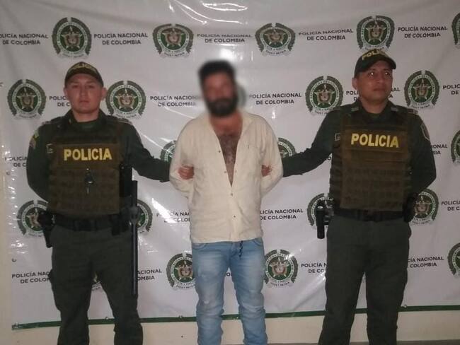 Agredido a su hija de 18 años de edad y a su hijastra de 23 con arma blanca.