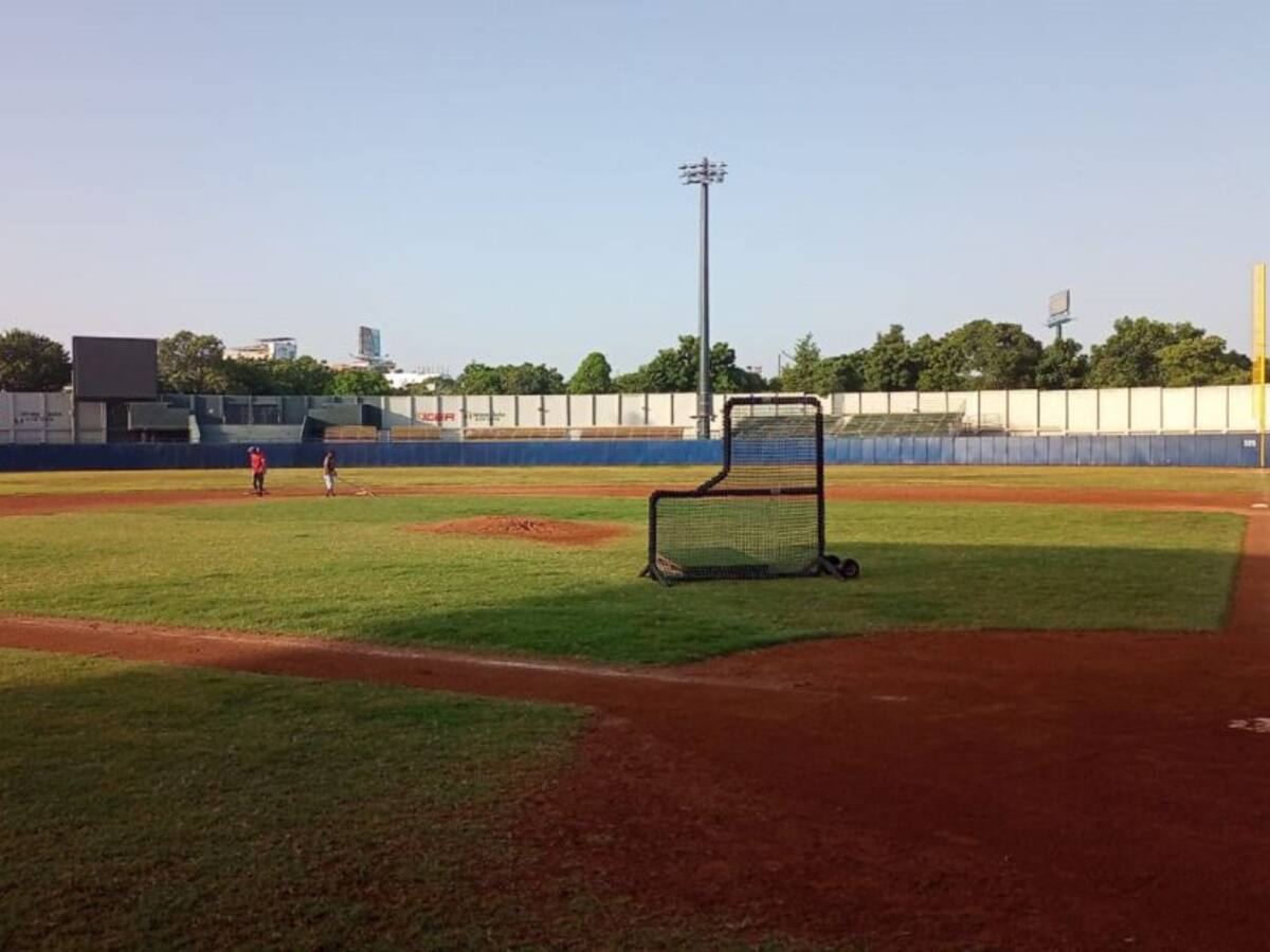 Mantenimiento a sistema eléctrico en el estadio Abel Leal