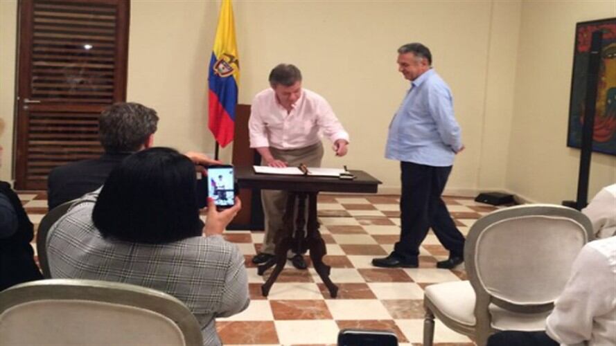 El presidente Juan Manuel Santos sancionó Ley de empleo y emprendimiento para jóvenes. Foto: Twitter/@MintrabajoCol